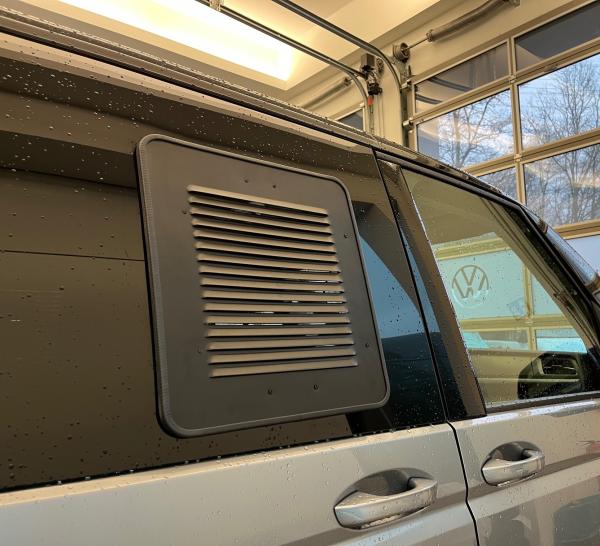Lüftungsgitter Schiebefenster VW T7 Fahrerseite links EXCLUSIV - Lüftungsgitter Beifahrerseite hinten - verbaut an silbernem Fahrzeug